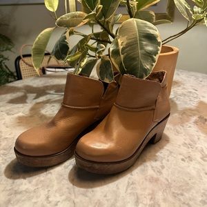 Kelsi dagger clog boots